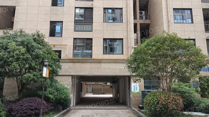 城镇依山郡外景图