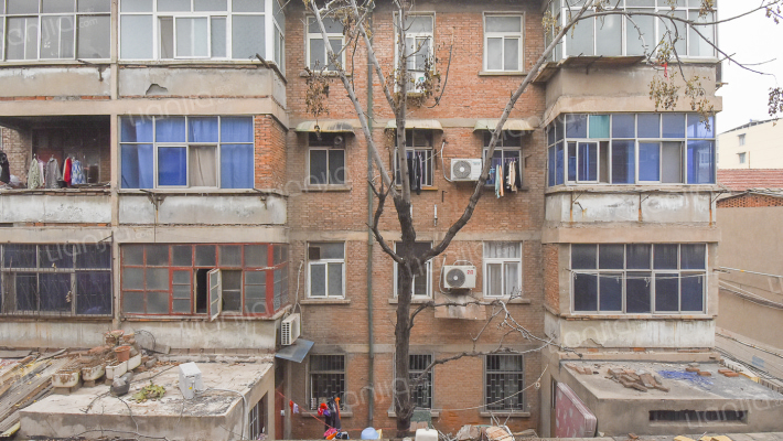 内衣厂家属院外景图