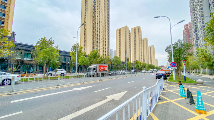 九联湖畔外景图