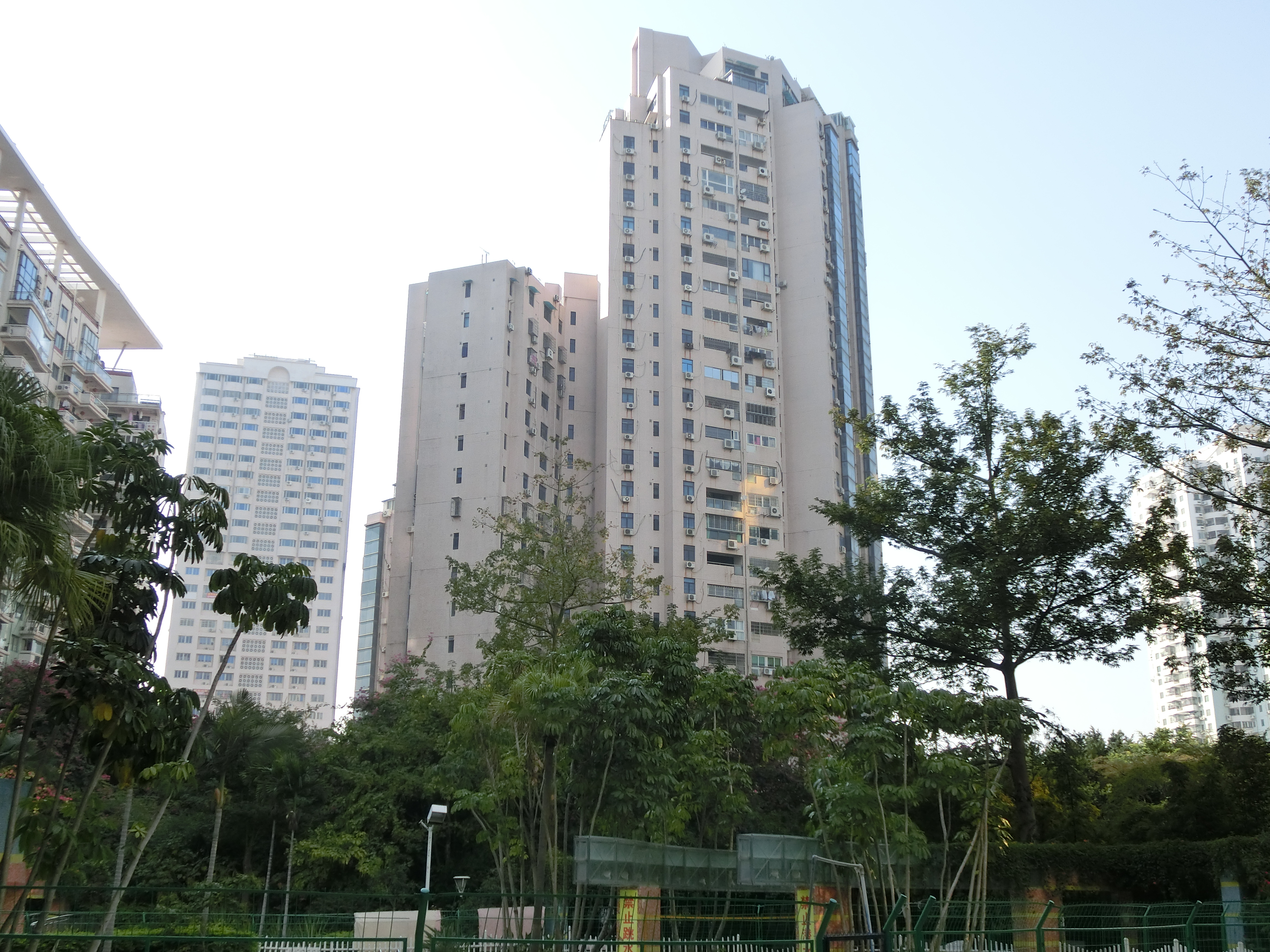 东方巴黎广场外景图