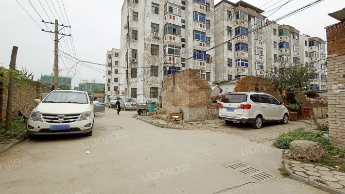 老化肥厂家属院外景图