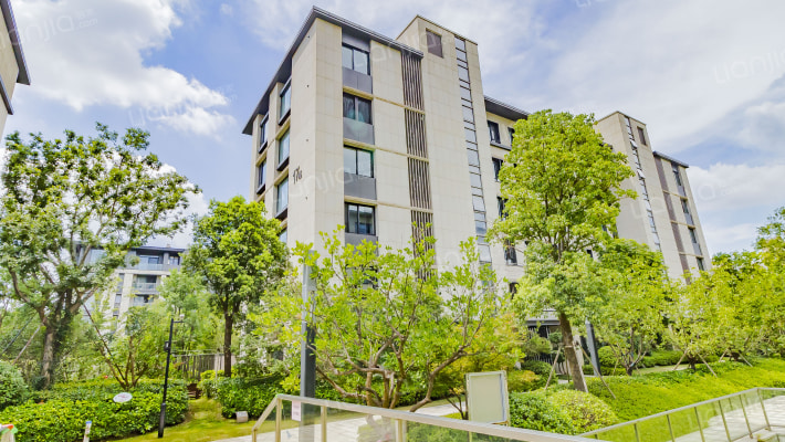 水乡邻里外景图