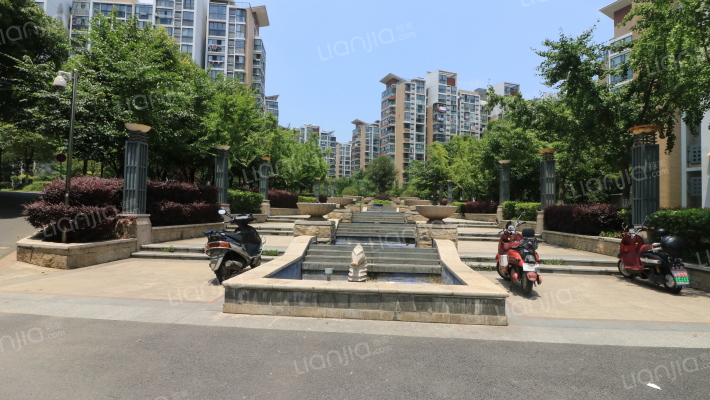 江雁依山郡外景图