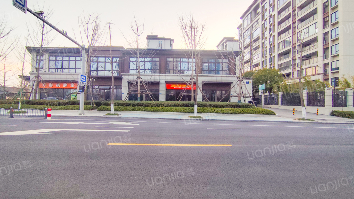 正黄泊翠里外景图