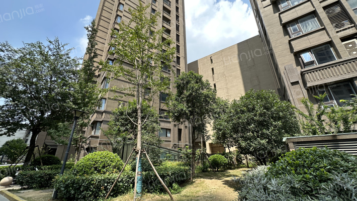 南郊中茵城外景图