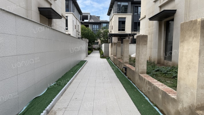 金辉中央云著外景图