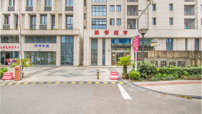 梅龙枫香庭院外景图