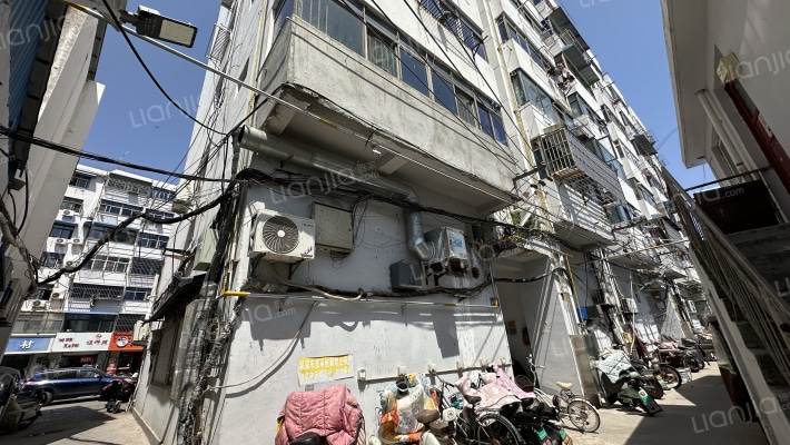 附小宿舍楼外景图