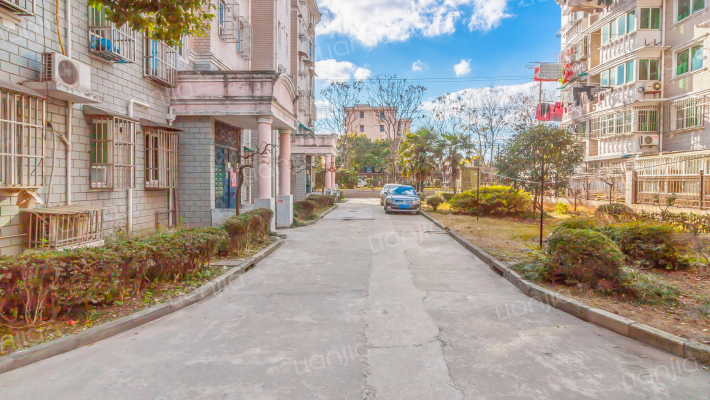 东南弄村公寓外景图