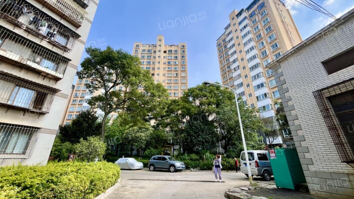 昆明理工大学白龙苑外景图