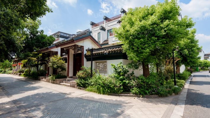 湖畔春秋外景图