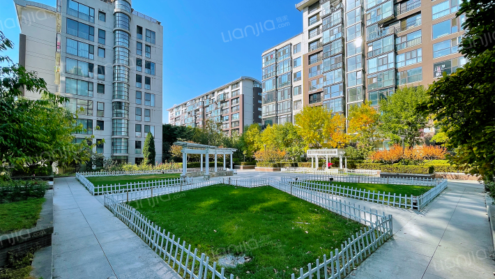 本家润园一期外景图