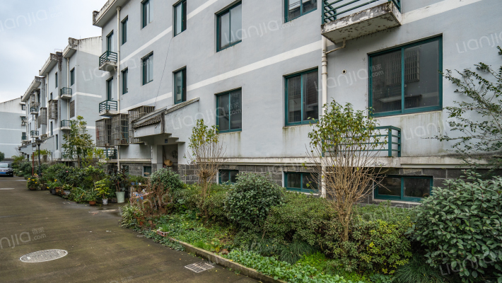 御茶山庄外景图