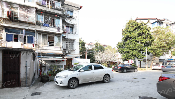 望西文理学院宿舍外景图