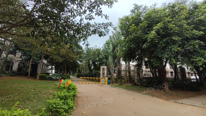 联华翡翠水城（已废弃）外景图