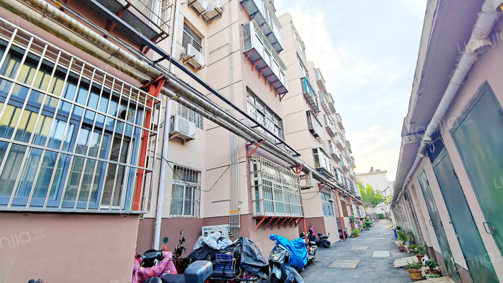 泰山学院附属中学家属院外景图