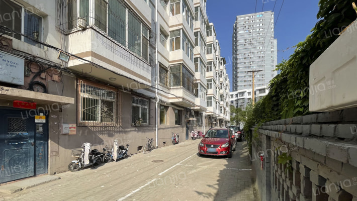 打井队宿舍院外景图