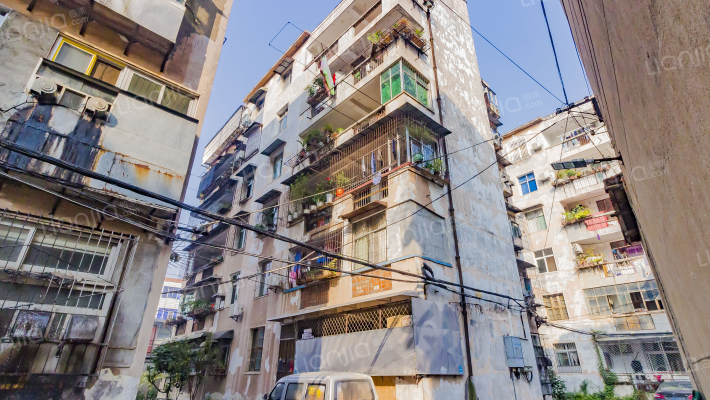 汉阳大街672号外景图