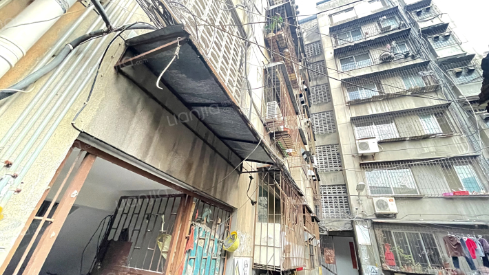 锡达服装厂家属院外景图