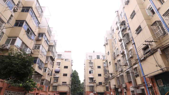 十字街70号外景图