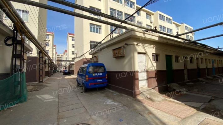 酒厂家属院外景图