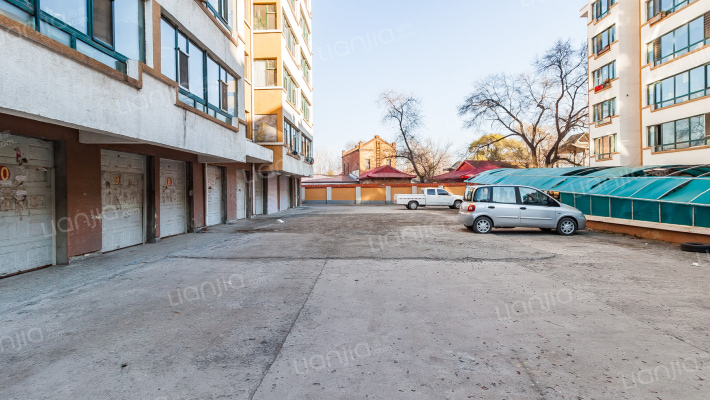 公园湖畔小区外景图