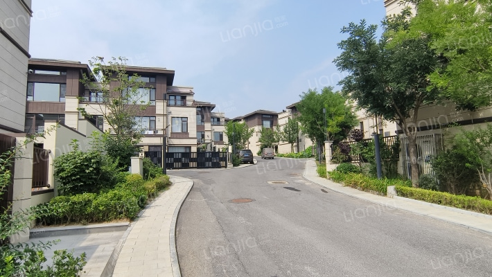 远洋山麓春秋外景图