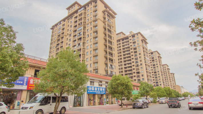 四季春城外景图