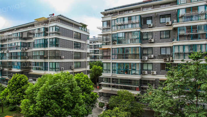 晏园河东老街外景图