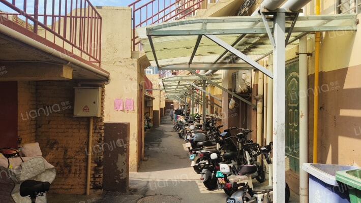 胜利商场院外景图