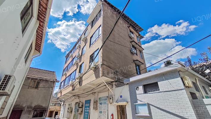 牛市街路外景图