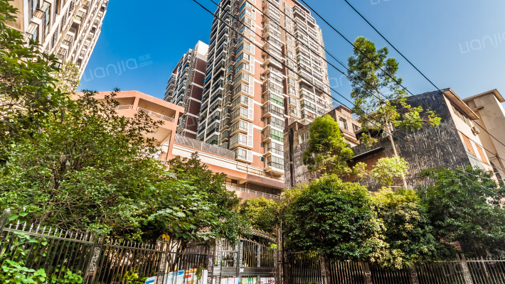 富豪兴城外景图