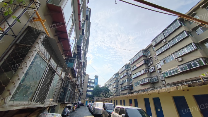 济南九中宿舍外景图