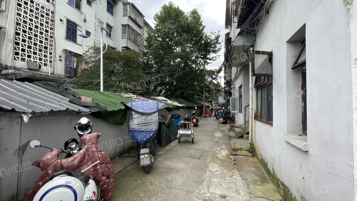 酒厂宿舍外景图