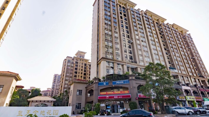 蓝天金地外景图