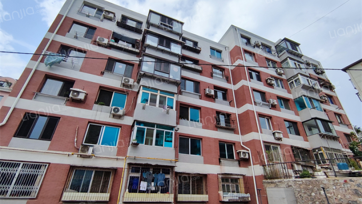 靠山中巷外景图