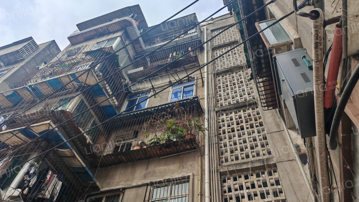 626宿舍院落外景图