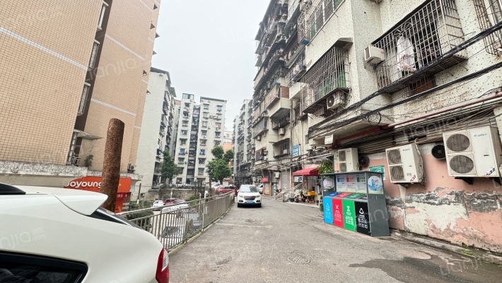 小龙坎正街241号外景图