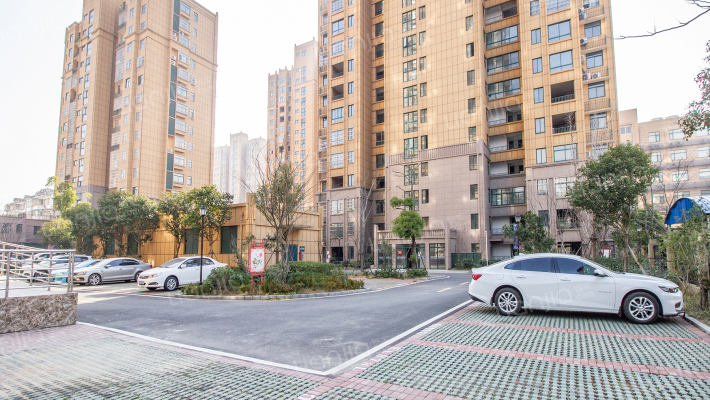 辉隆名郡外景图