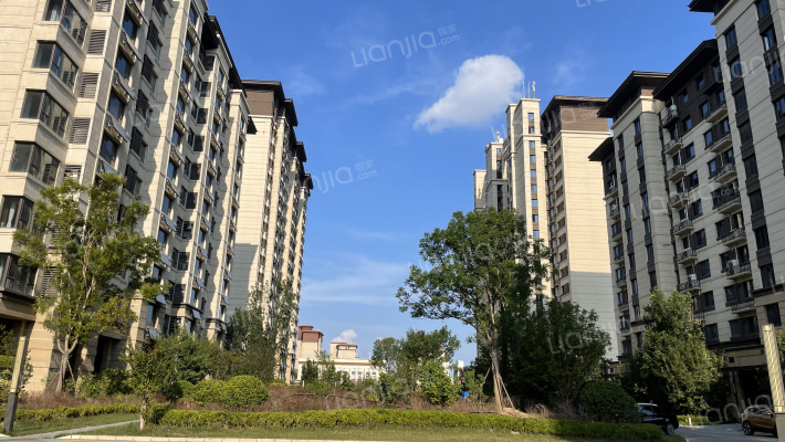 梦湖花镜孔雀城外景图