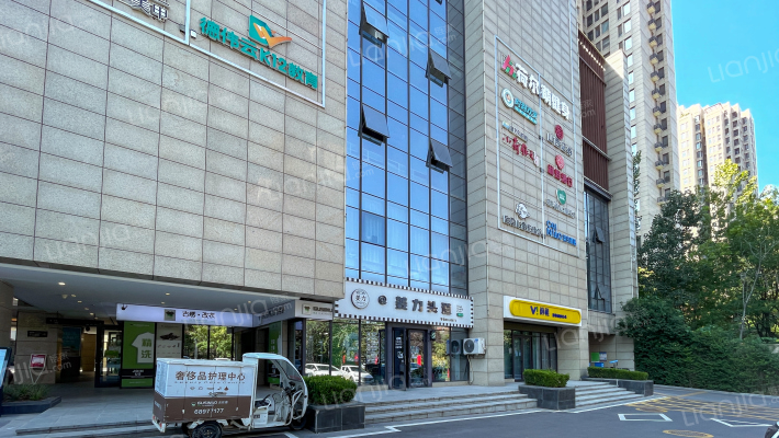 林间集市外景图