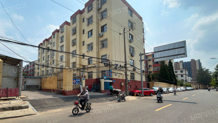 育英路宿舍楼外景图