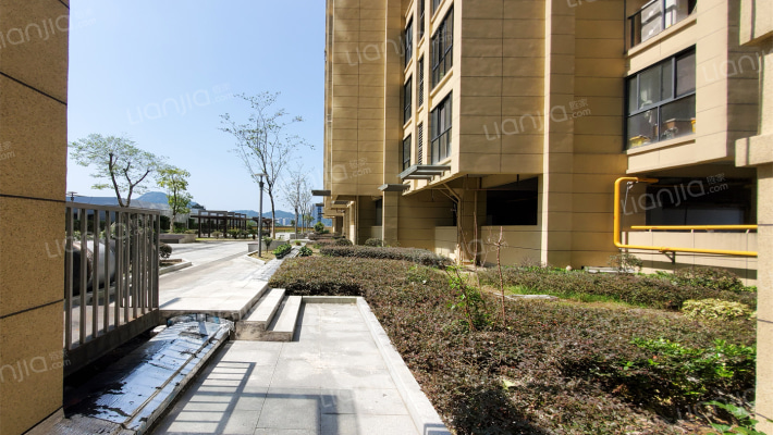 国耀财富和园外景图