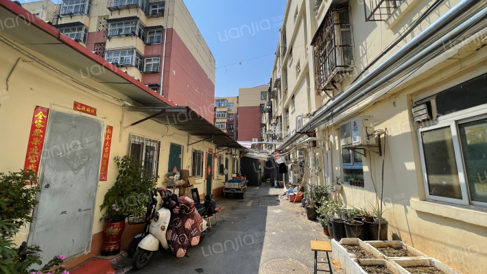 黎明街18号院外景图