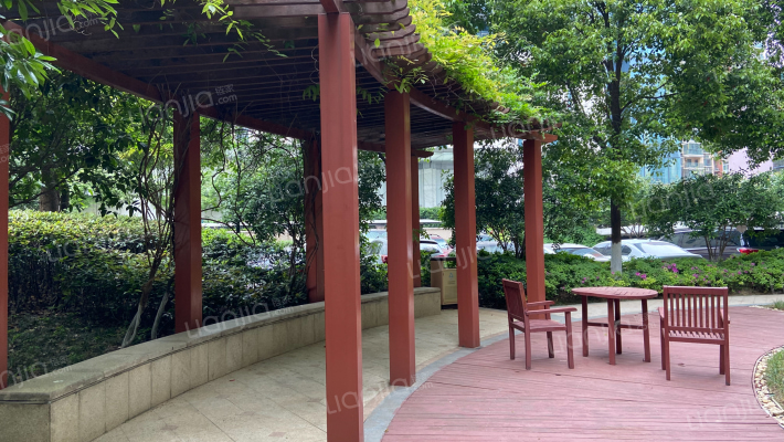 顶琇西北湖外景图