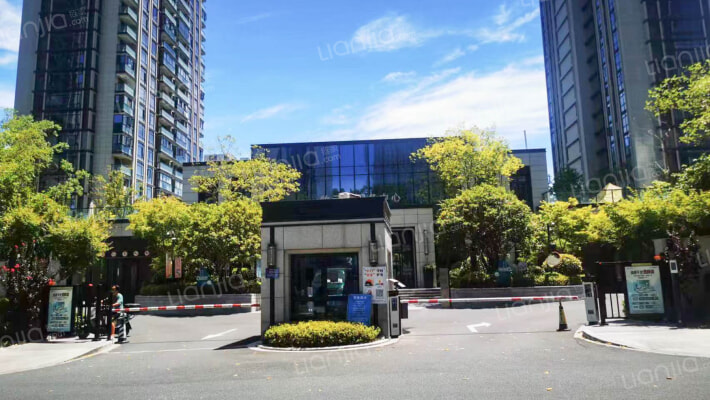 国瑞牧云里外景图