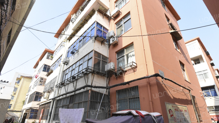 健康路小学宿舍楼外景图