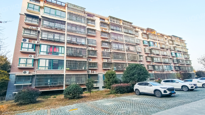 河畔花都外景图