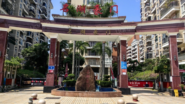 名湖豪门外景图