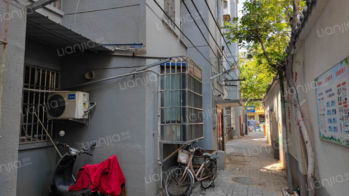 劳动路68号院外景图